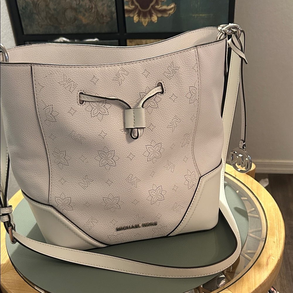 Michael Kors Elegant Off-White Shoulder Bag